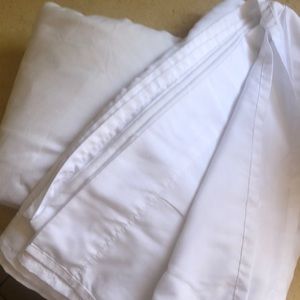 Mellanni white sheet set in twin XL. This brand is extremely soft.